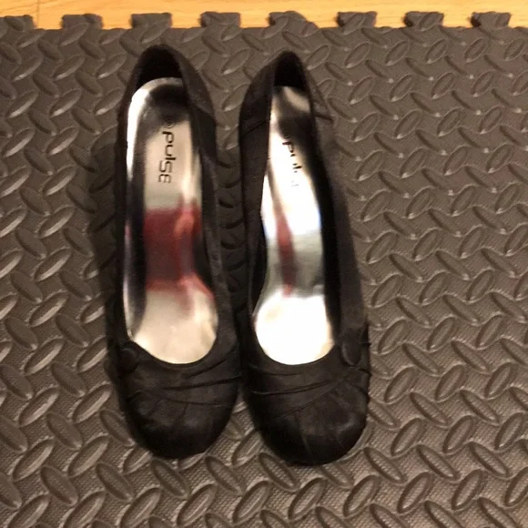 Cute black shiny satin rounded toe heels - Picture 2 of 4